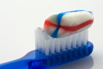 spazzolino e dentifricio