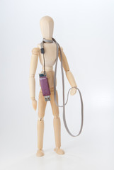 Holzpuppe trägt USB-Stick