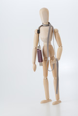 Holzpuppe trägt USB-Stick