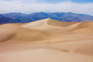 Fototapeta na wymiar Wydmy w Death Valley w Kalifornii
