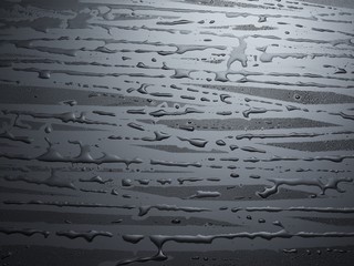 Wasser auf glänzend schwarzen Hintergrund
