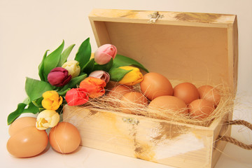 Jaja w kufrze i kolorowe tulipany