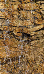 Wasser und Felswand