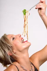 Fototapeten Frau isst Spaghetti © Henry Schmitt