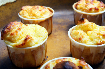 Soufflés en train de cuire au four