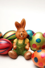 osterhase und bunte ostereier