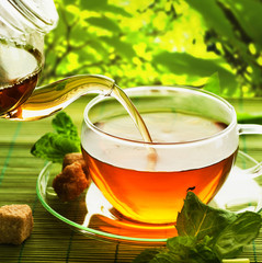 Obrazy na Szkle  Nalewanie zdrowej herbaty