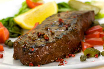 Rumpsteak-Roastbeef mit grünem Salat,Paprika,Kapern