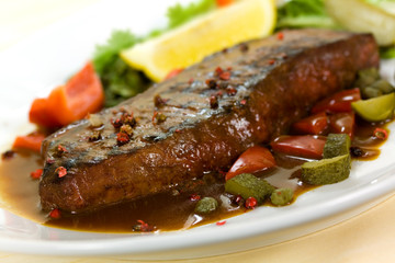Rumpsteak-Roastbeef mit grünem Salat,Paprika,Kapern