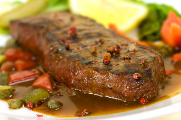 Rumpsteak-Roastbeef mit Sosse,grünem Salat,Paprika,Kapern