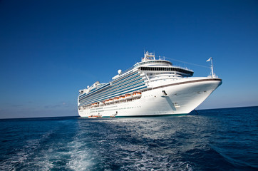 Cruise Ship in Caribbean Sea - obrazy, fototapety, plakaty