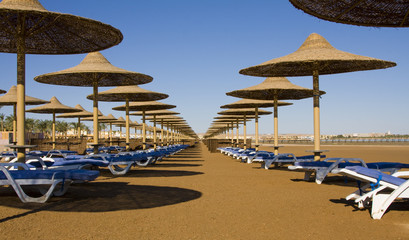 Fototapeta na wymiar Plaża na słoneczny dzień. Hurghada miasta w Egipcie.