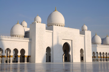 Fototapeta na wymiar Sheikh Zayed Meczet w Abu Zabi w Zjednoczonych Emiratach Arabskich