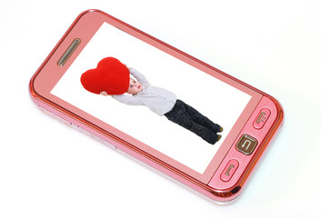 bambino col cuore sul cellulare