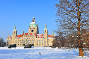 Neues Rathaus in Hannover mit Maschpark im Winter