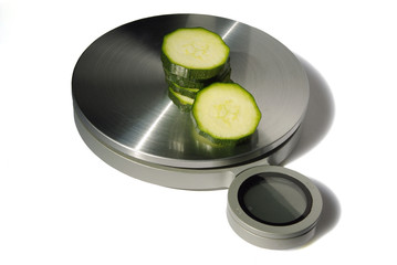 rondelles de courgette sur une balance