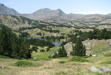 petit lac des hautes montagnes des pyr&eacute;n&eacute;es