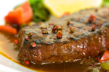 Rumpsteak-Roastbeef mit grünem Salat,Paprika,Kapern