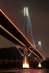 Fototapeta na wymiar Ting Kau Bridge w nocy, w Hong Kongu