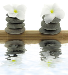 décor massage zen, galets, fleurs blanches, fond bambou