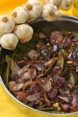 Gemüsepfanne mit Erbsen, Zwiebeln und Knoblauch