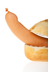 Wiener in einem Brötchen