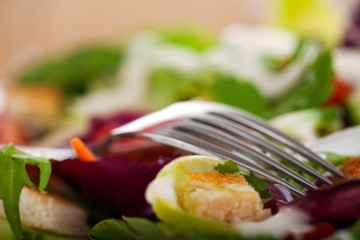 Gabel auf frischem Salat