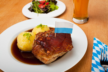 bayrischer Schweinebraten mit Kartoffelknödel