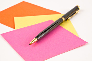 Kugelschreiber und Notizzettel