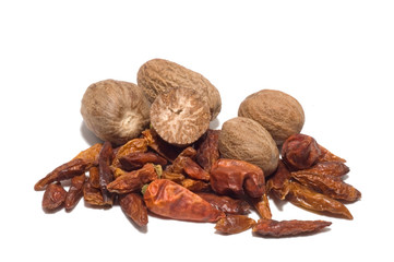 Muskat und getrocknete Chilischoten