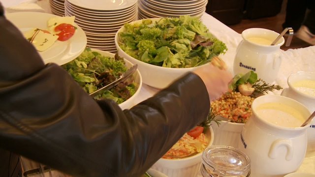 G&auml;ste am Salat Buffet
