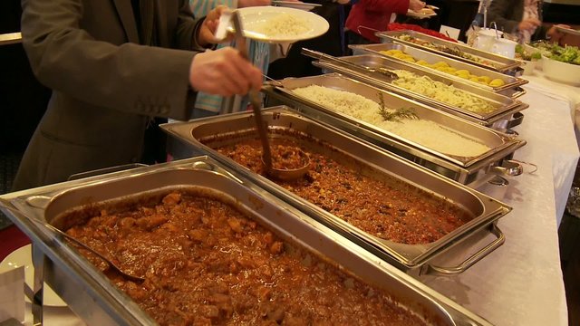 G&auml;ste am Buffet