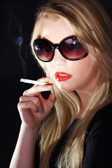 Obraz premium Junge blonde Frau beim Zigaretten rauchen Nahaufnahme