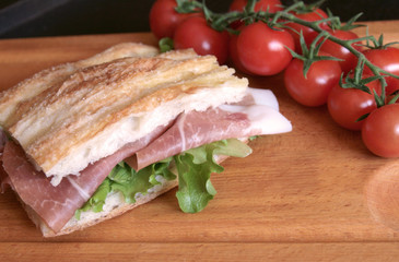 pizza romana con prosciutto e insalata su tagliere