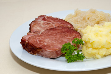 Kassler mit Sauerkraut & Kartoffelbrei