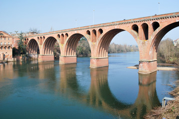 Fototapeta premium Pont en briques à Albi