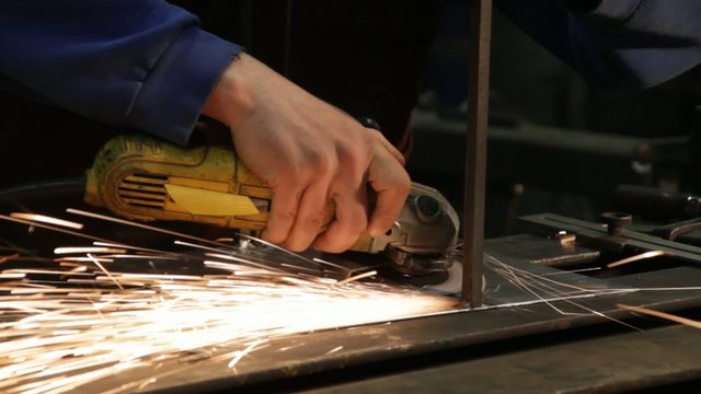 Metallverarbeitung: Schleifen mit der Flex