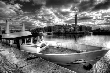Boat on Albert Dock in black and white