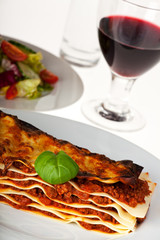 Lasagne auf einem weißen Teller