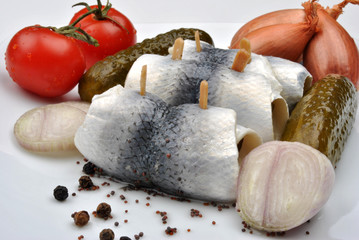 Rollmops mit Zwiebeln und Tomaten