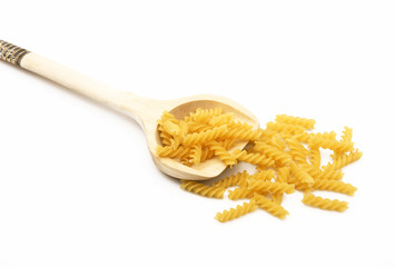 pasta italiana su cucchiaio di legno