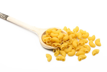 pasta italiana su cucchiaio di legno