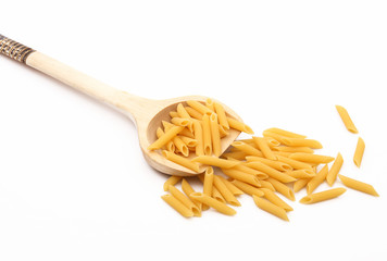 pasta italiana su cucchiaio di legno