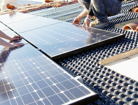 Installation de panneaux photovoltaïques sur un toit