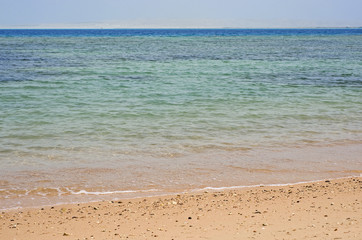 Fototapeta na wymiar View of ocean from tropical beach