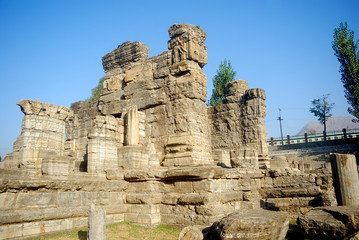 Fototapeta na wymiar Ruiny świątyni hinduskich, Avantipur, Kaszmir, Indie
