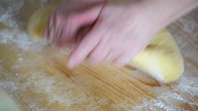 p&eacute;trir la pate