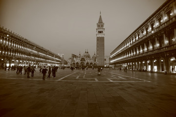 Naklejka premium St Mark's Square at night