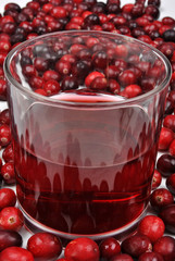 Preiselbeeren und Saft in einem Glas