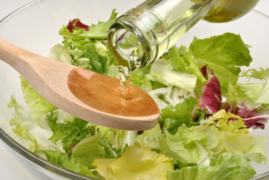 gemischter Salat wird mit Öl angerichtet